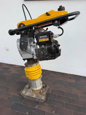 BAUMAX GS70 Vibrationsstampfer – Frontansicht mit Führungsbügel und Faltenbalg