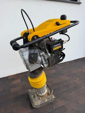 BAUMAX GS70 Vibrationsstampfer – Seitenansicht mit Führungsbügel und Stampffuß