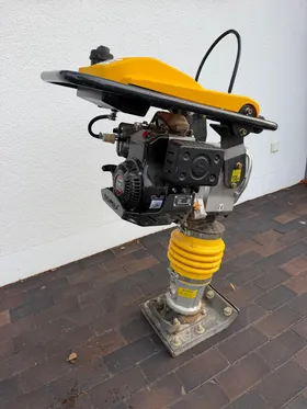 BAUMAX GS70 Vibrationsstampfer – Motorseite mit Loncin-4-Takt-Benzinmotor